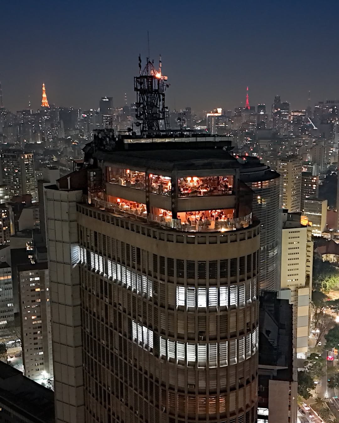 Edifício Itália iluminado à noite