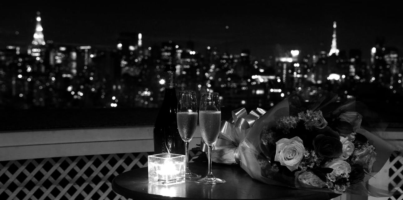 Casal desfrutando de jantar romântico no Terraço Itália