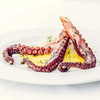 Prato de Pesce: Polpo alla griglia con polenta e risotto al basilico